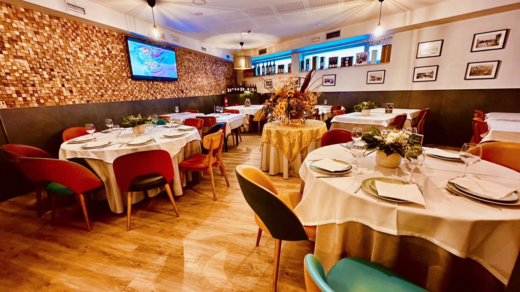fundo-restaurante-o-delfim-min Sala de jantar do Restaurante O Delfim em Braga, com decoração elegante, mesas redondas e ambiente acolhedor.